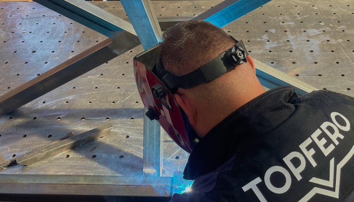 TopFero Handwerker bei der Herstellung einer Metallkonstruktion